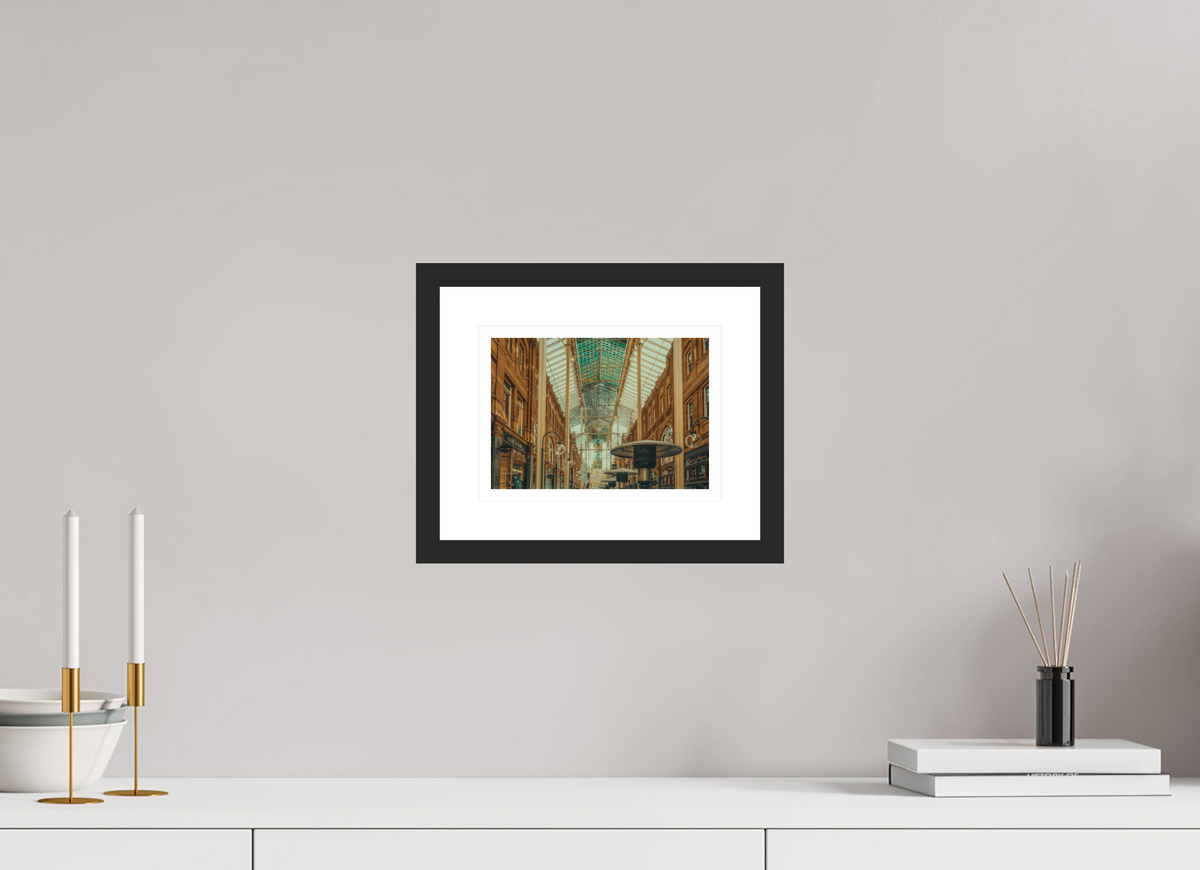21.2 x 15 cm, Black matte | Natural white mount Victoria | Leeds
