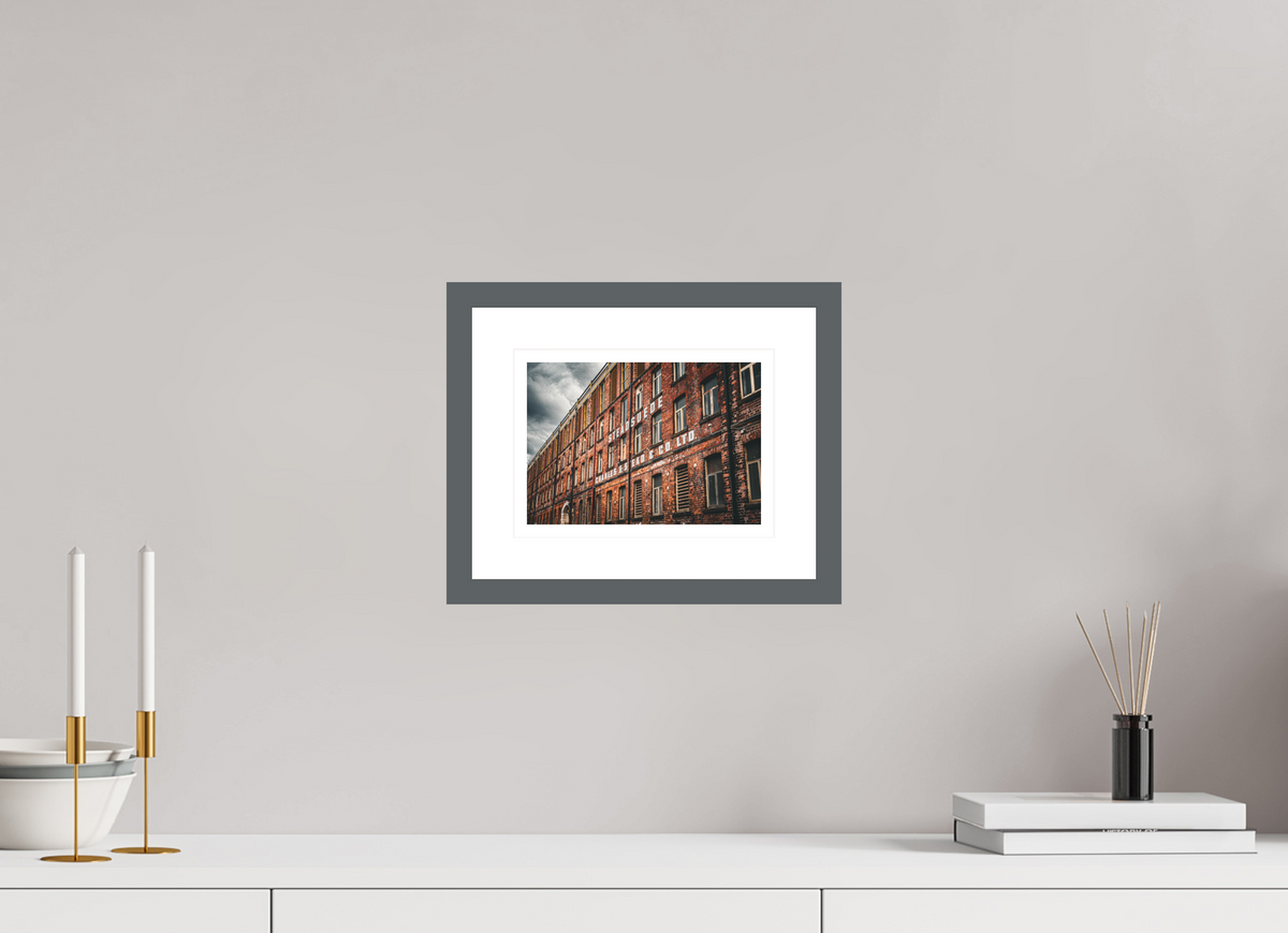 21.2 x 15 cm, Dark gray matte | Bright white mount Scott Hall Milne | Leeds